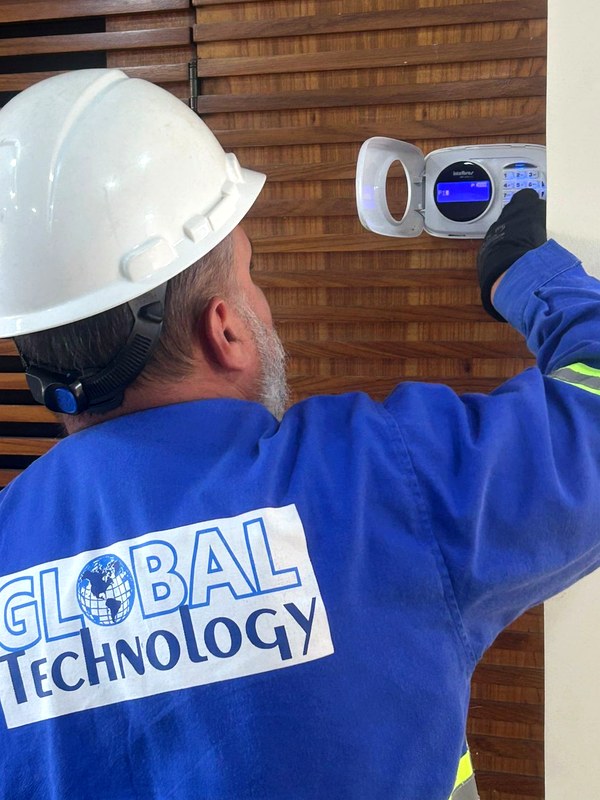 Técnico Global Technology instalando alarme